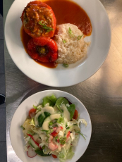 Vegetarische Paprikaschote gefüllt mit Feta, kleinem Salat + Basmati Reis