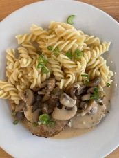 Hackbraten vom Hohenloher Rind (ohne Salat) mit Paprikasoße + Spirelli Nudeln