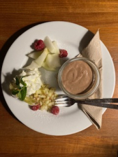 hausgemachtes Mousse au chocolat mit Früchten