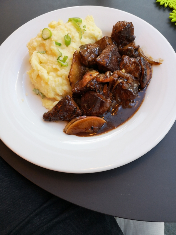 Geschnetzelte Kalbsleber mit Salat, Apfel und Zwiebel angebraten sowie ...