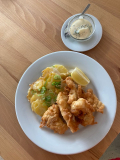 Backfisch im Bierteig mit Kartoffelgratin und Salat