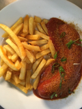 Hällische Currywurst (mit Salat, rot oder weiß mit hausgemachter Currysoße, Pommes und kleinem gemischten Salat