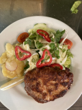 hällisches Cordon Bleu mit frischen Pommes und kleinem Salat