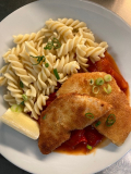 Vegetarisch: Sellerieschnitzel mit Paprikasoße, kleinem Salat + Spirelli Nudeln