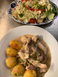 Putengeschnetzeltes in Champignonrahmsoße, kleiner Salat + Kartoffeln