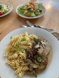 vegetarisch, pilzgulasch mit salat und spirelli nudeln