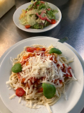 Vegetarisch: Spaghetti mit Gemüsebolognese, Parmesan und kleiner Salat